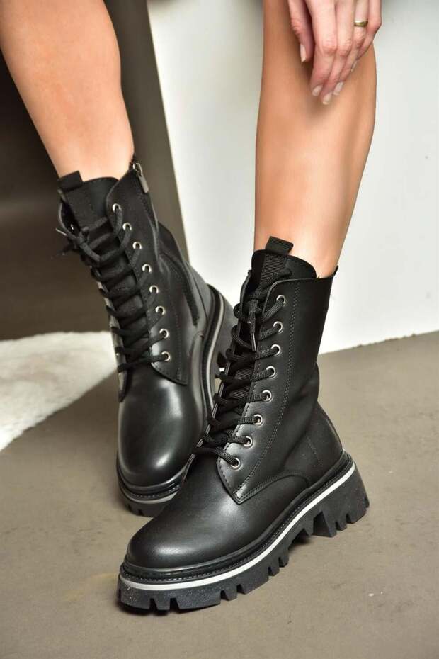 R524802209 Black Lace-Up Women's Boots