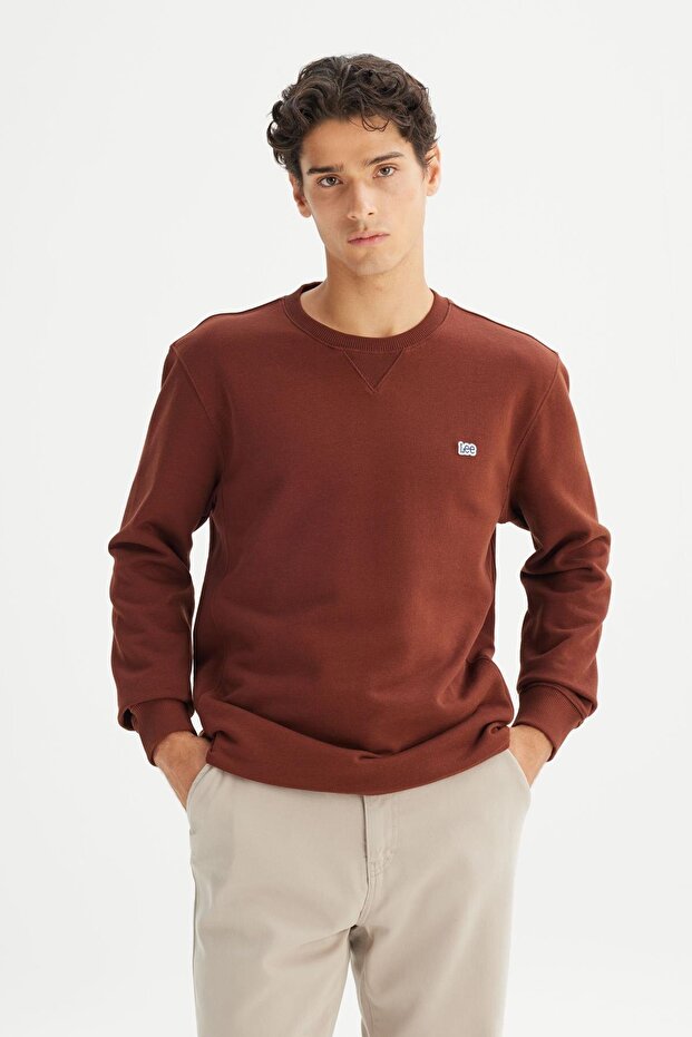 سويت شيرت رجالي بني اللون بشعار صغير L81IRY906-Luxbrown