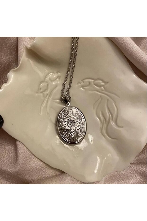 Photo Opening, Oval, Clamshell Necklace