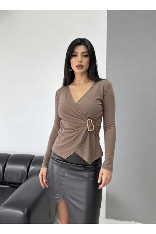 بلوزة ساندي بأكمام طويلة ومشبك أمامي من ماركة مينك