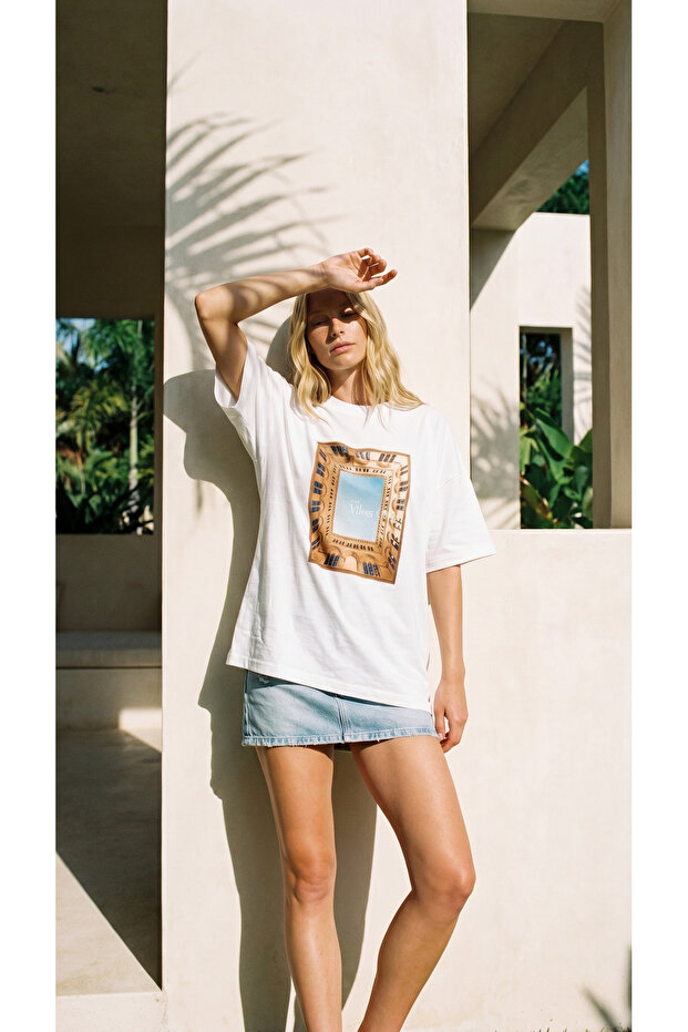 تي شيرت نسائي أبيض كبير الحجم مطبوع عليه نصًا من نوع "Vibes Only" برقبة دائرية وأكمام قصيرة