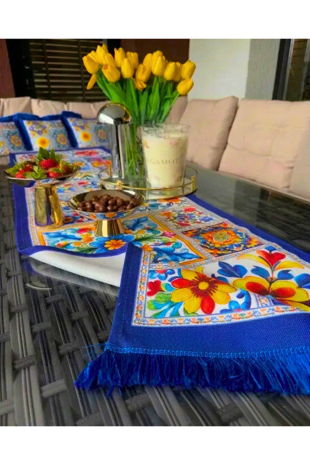 مفرش أرضية مزين بنقوش ماجوليكا وشراشيب زرقاء (40.140 سم)