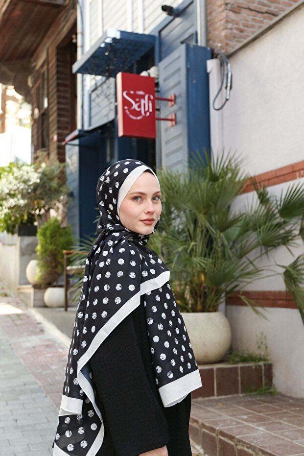 شال لارا منقوش باللونين الأسود والأبيض
