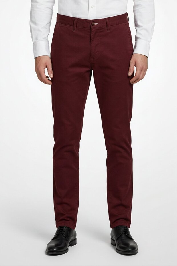 بنطال تشينو سادة بقصّة Slim Fit للرجال، عنابي اللون