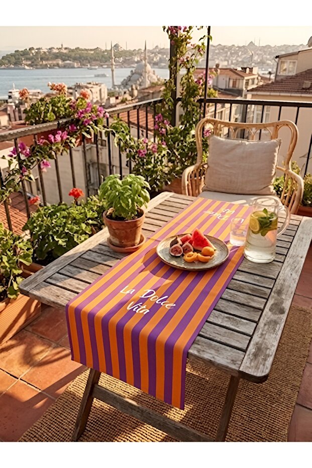 مفرش طاولة مزخرف مخطط مكتوب عليه La Dolce Vita - 45x145 سم - مفرش طاولة مزخرف مخطط