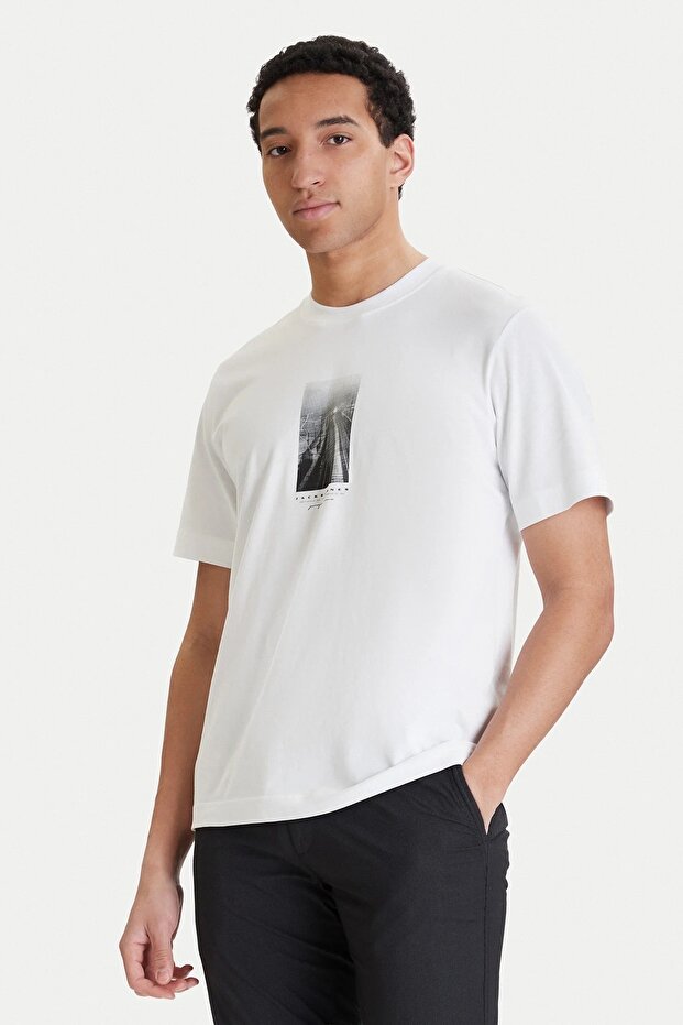 تي شيرت رجالي أبيض لامع من JCOFUSION PHOTO PRINT TEE SS CREW NECK رمز الموديل: 12289870Bright Whi