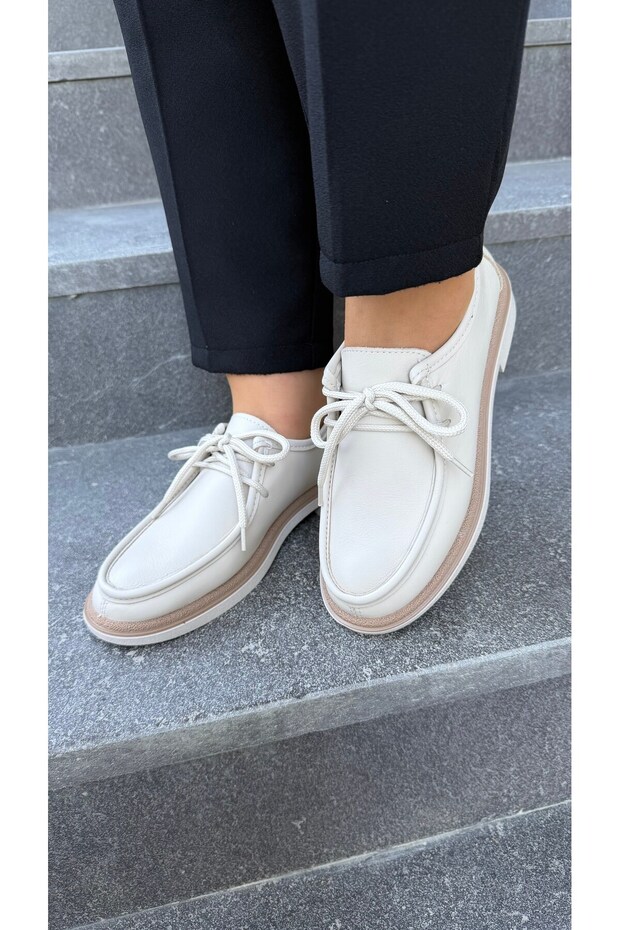 Classic lace-up women's shoes