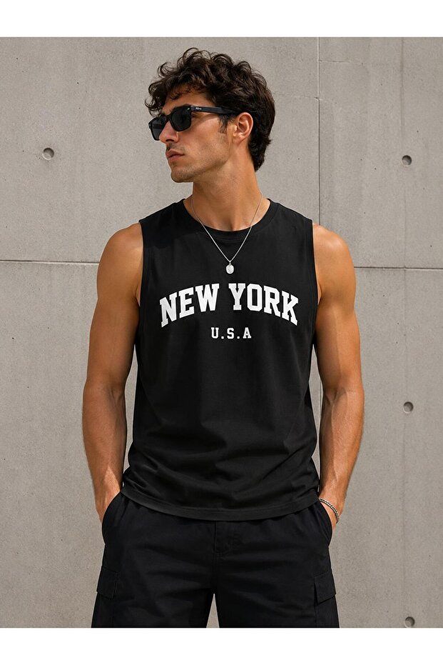 تي شيرت رجالي من نيويورك مطبوع عليه Zero Sleeve Round Neck باللون الأسود