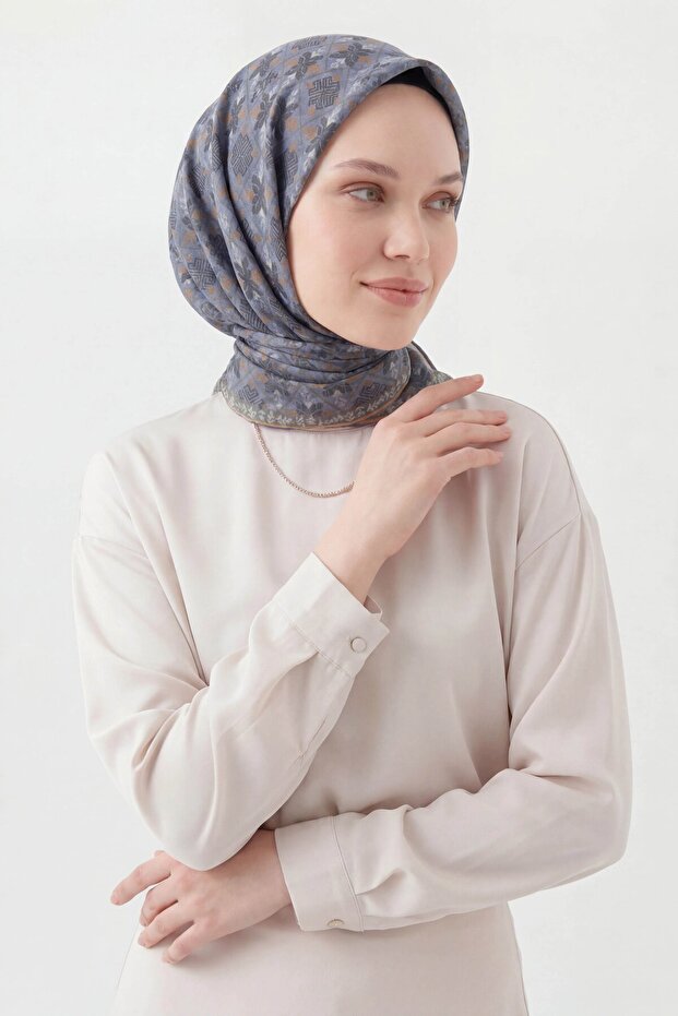 وشاح ناعم بتصميم بسيط باللون الأزرق الليلكي