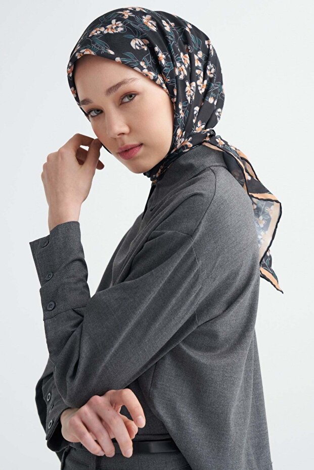 وشاح فلورينا الناعم باللون الأسود