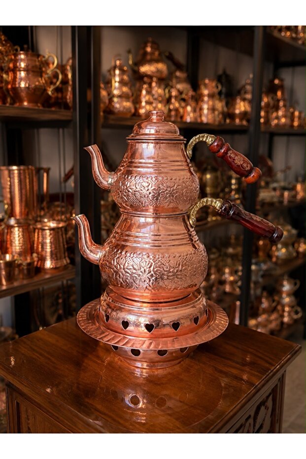 إبريق شاي نحاسي كبير الحجم مع موقد