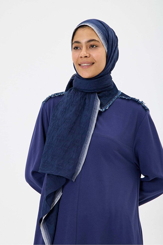 شال من الفوم باللون الأزرق الداكن