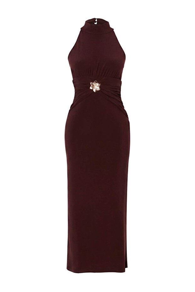 Kahverengi Bodycon Halter Yaka Kolsuz Aksesuar Detaylı Midi Esnek Örme Elbise TWOSS26EL00267 - 5