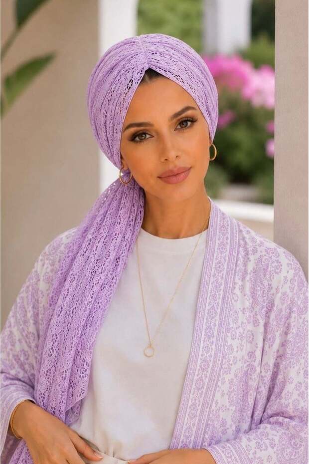 قبعة دانتيل أرجوانية اللون مع مشبك