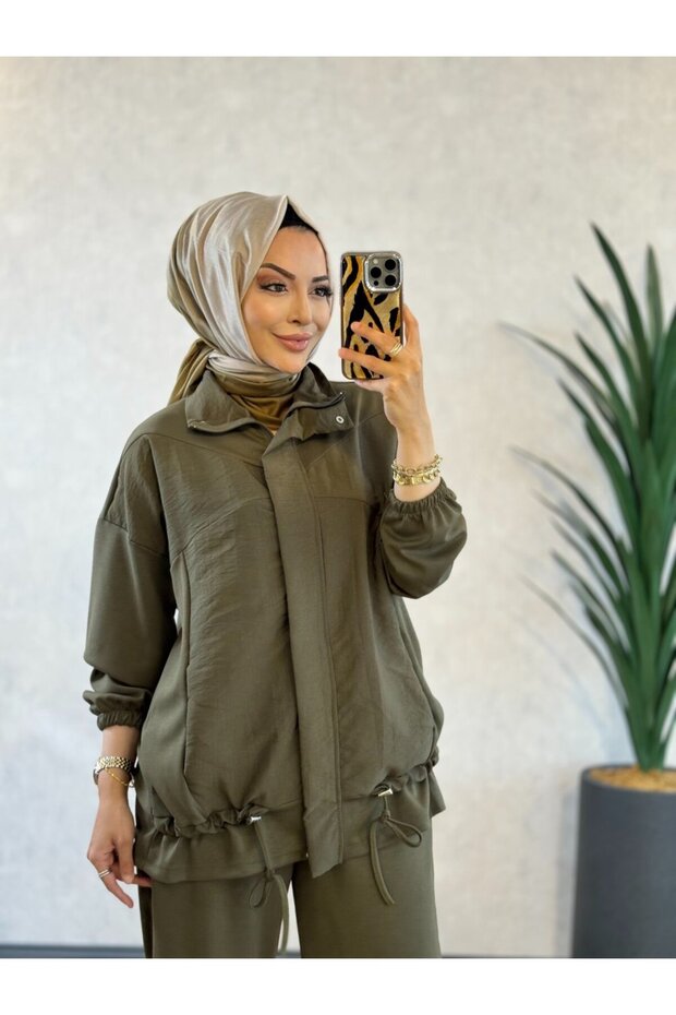 22850 بدلة بسحّاب أمامي على شكل مثلث باللون الكاكي الداكن