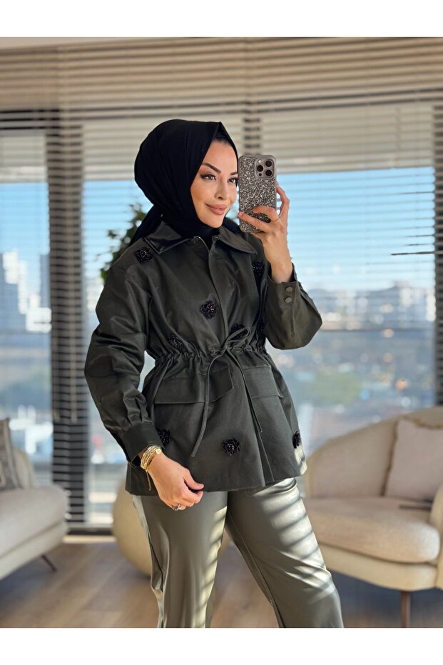 32446 سترة بخصر مطاطي ورسومات زهور على الجهة الأمامية باللون الكاكي