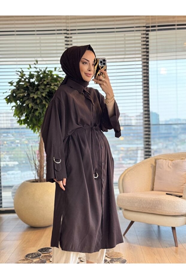 10753 تونيك طويل بأزرار أمامية وحزام على الأكمام باللون البني