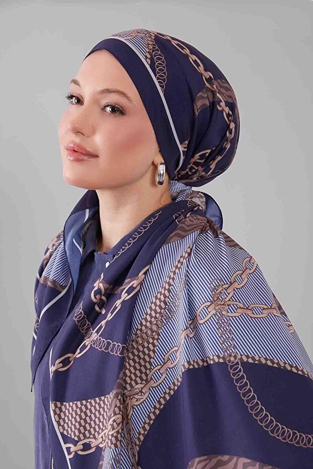 شال مووس كريب بنمط سلسلة ذهبية باللون الأزرق الداكن