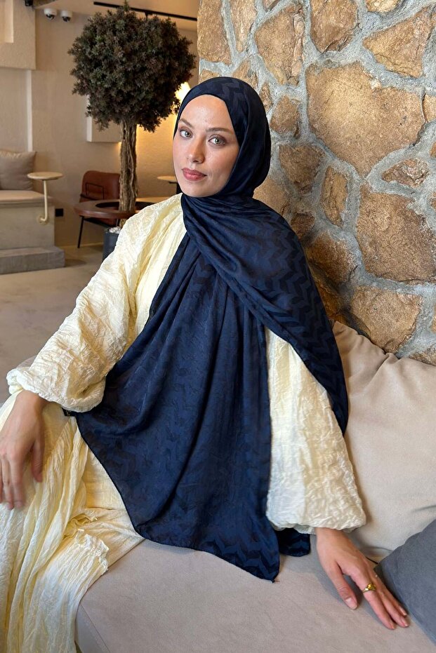 شال من قماش الجاكار بنمط متعرج باللون الأزرق الداكن
