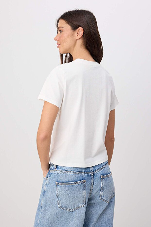 Ekru Nakışlı Regular/Normal Kalıp Kısa Kollu %100 Pamuk Örme T-Shirt TWOSS26TS00124 - 4