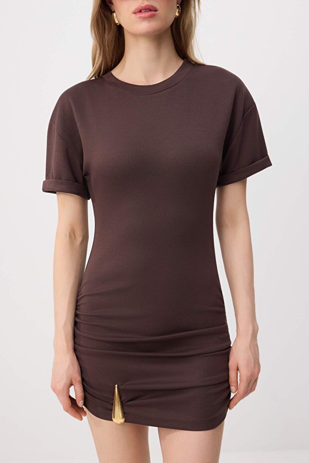 Kahverengi Bodycon Kısa Kollu Aksesuar Detaylı Mini Soft Touch Örme Elbise TWOSS26EL00561 - 3