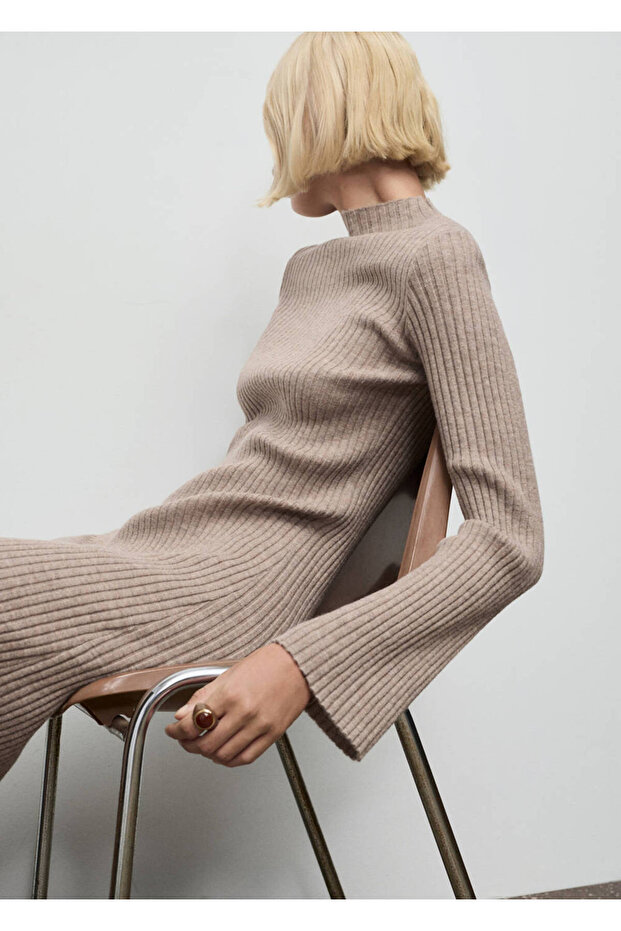 Geripptes Kleid mit Perkins-Kragen - 6
