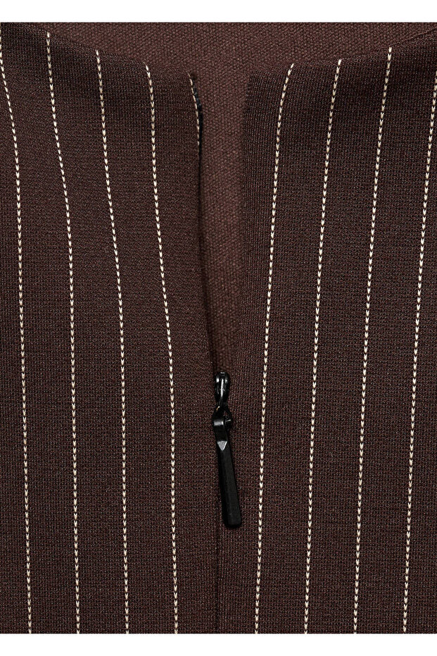 Schmal geschnittene Bluse mit Reißverschluss - 8