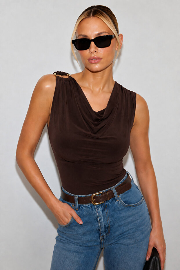 Zero Sleeve Buckled Degaje Collar Blouse