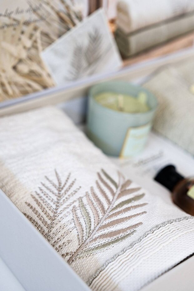 Sweet Dreams Towel Set (with Scent and Candle as a Gift)