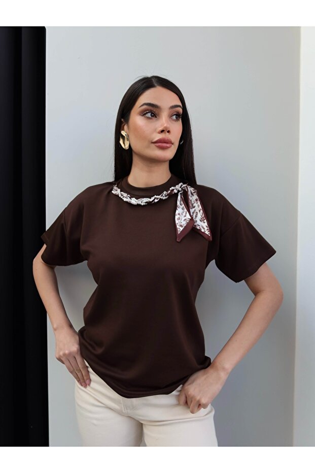 تيشيرت مودال مع ياقة من اللؤلؤ