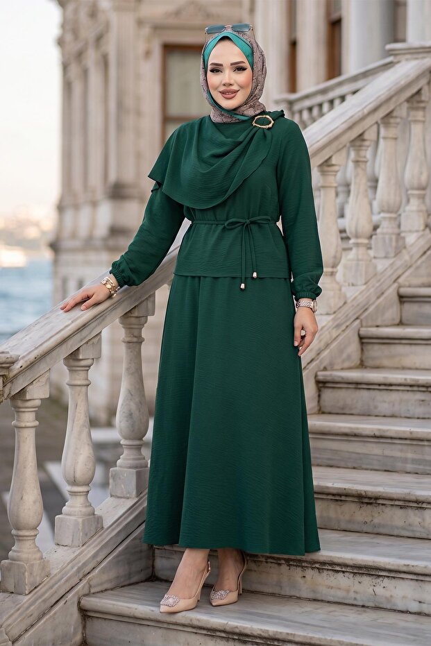Ayrobin Suit with Buckle Detailed Skirt Emerald Green Hm2913