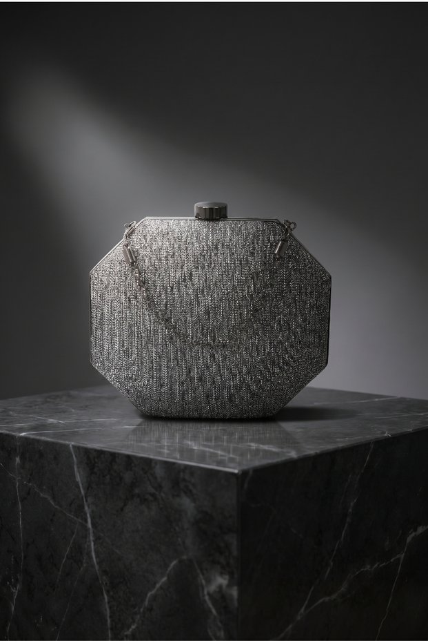 Elegant Textured Evening Dress Bag with Stylish Design and Metal Detailing for Special Occasions, Hand and Shoulder Use