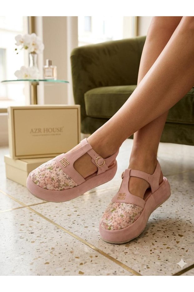 The New Season Has Arrived, and I Can Wear the Sandal with a Special Design That Can Be Used Daily.