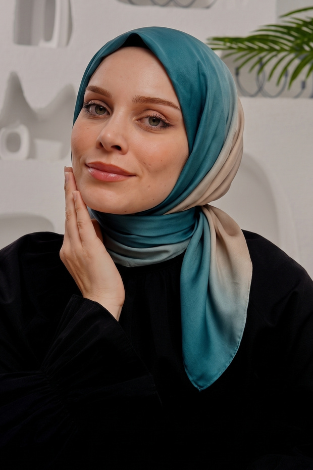 وشاح قطني ناعم متدرج اللون باللون الأخضر الزمردي والبني الحليبي