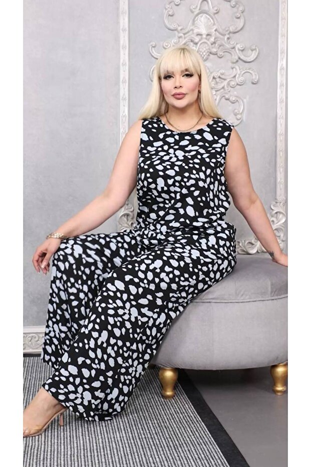 طقم علوي وسفلي كبير الحجم بنمط تركواز على خلفية سوداء