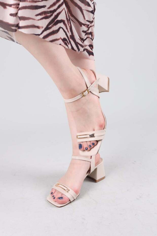 Busso Thin Belt Buckle Heeled Shoes Cream