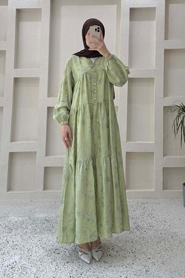 فستان بأزرار ذهبية مزخرفة بالزهور باللون الأخضر