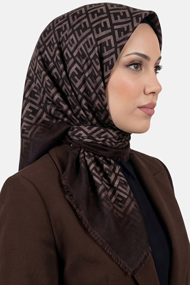 وشاح نسائي منقوش باللون البني الحار مع زخارف على شكل حرف F