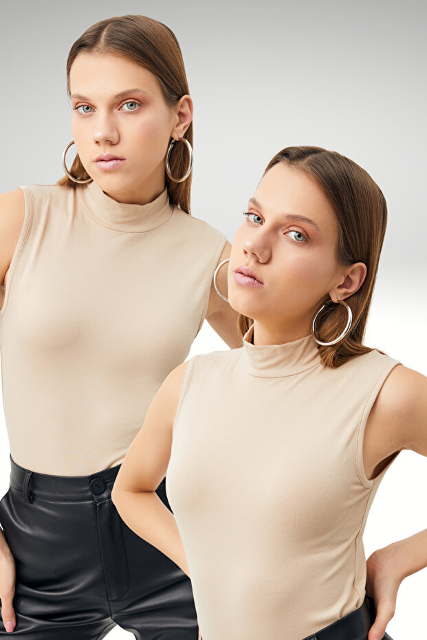 Women's Cream 2-Piece Sleeveless Blouse