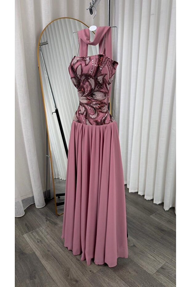 Ahoud's dress