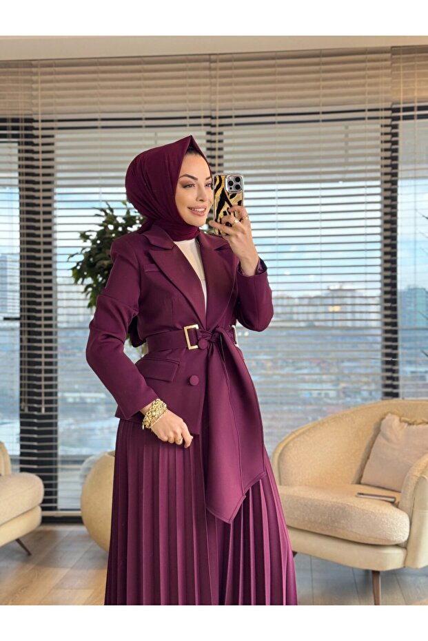 2194-1 بدلة بسترة ذات زرين وتنورة مطوية بلون البرقوق