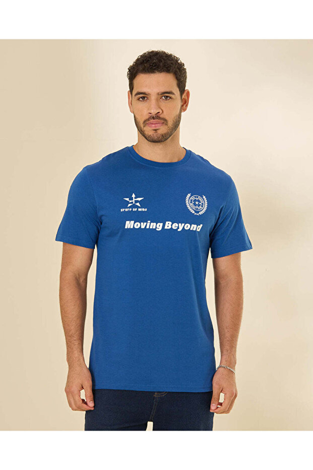 تي شيرت رجالي أزرق مطبوع عليه Moving Beyond