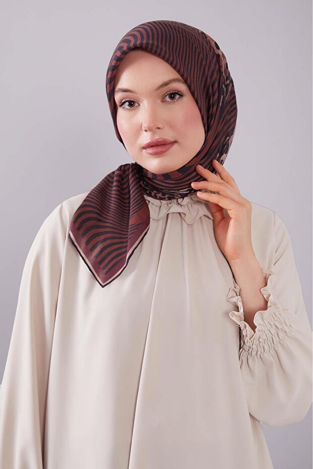 وشاح من الحرير والقطن بنمط الفهد باللون البني