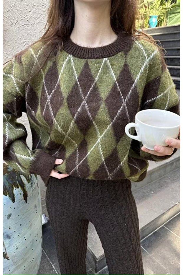 Women's Oversize Diamond Patterned Knitwear Sweater with Crew Neck and Soft Texture