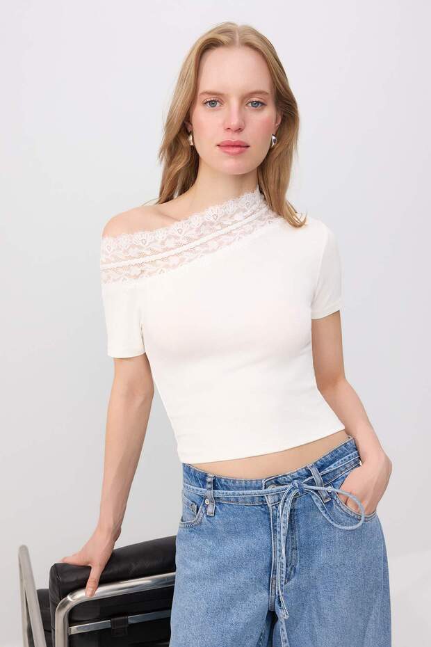 Ekru Fitted/Vücuda Oturan Carmen Yaka Dantel Detaylı Crop/Kısa Yumuşak Örme Bluz TWOSS26BZ00784 - 2