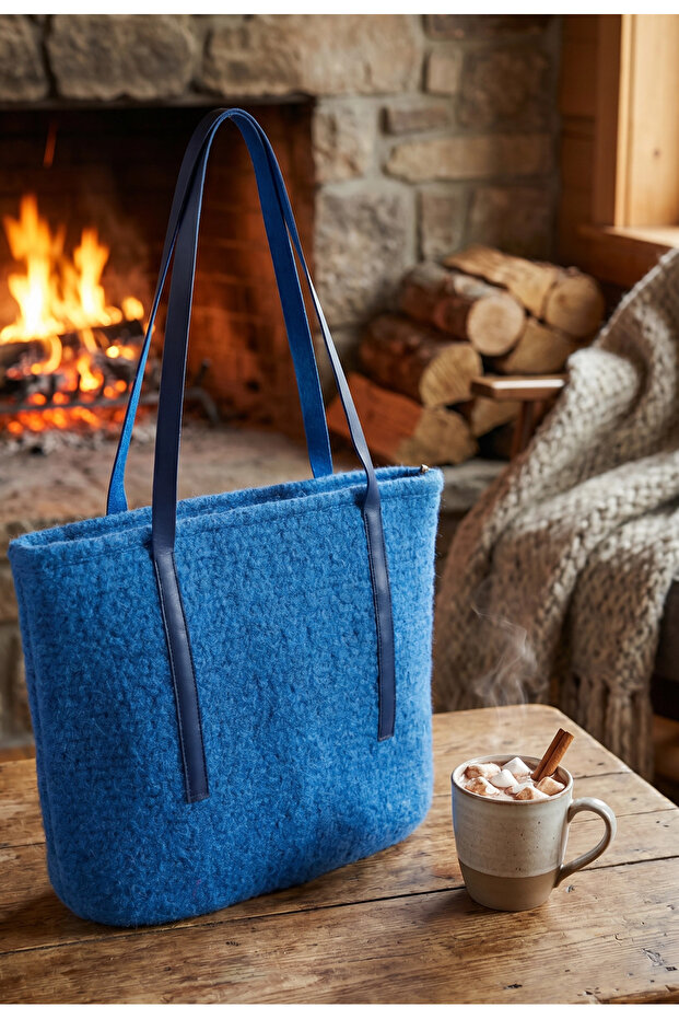 Elegant Touch: Hand-Knitted Shoulder Bag Made from Felt Yarn