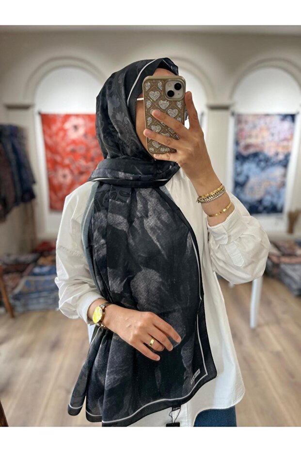 شال سيرينزا ناعم بنقشة مميزة - أسود