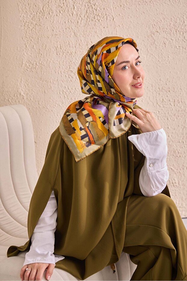 وشاح حرير تويلي مخطط باللون البرتقالي