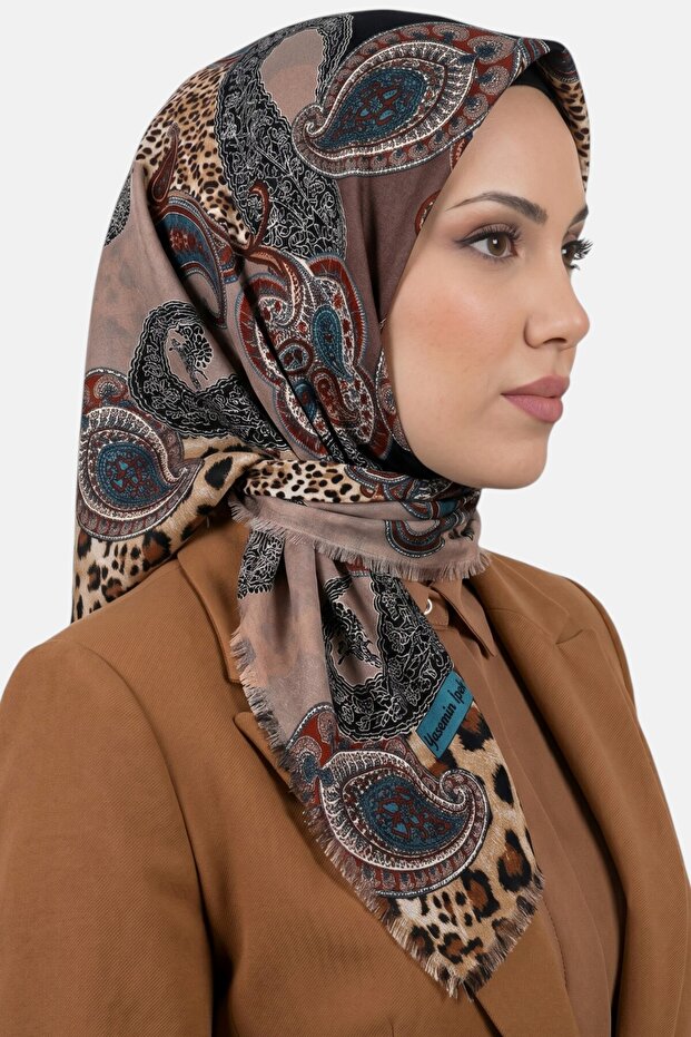 وشاح نسائي منقوش بنقشة الفهد والبايسلية
