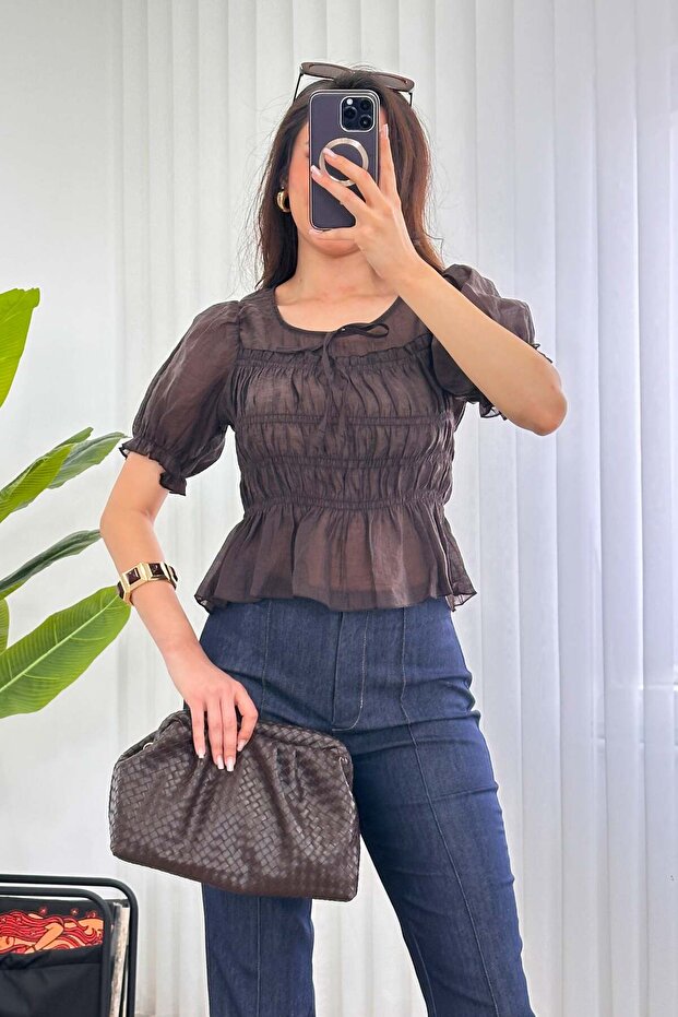 بلوزة بنيّة شفافة بتصميم الأميرة مع ربطة أمامية